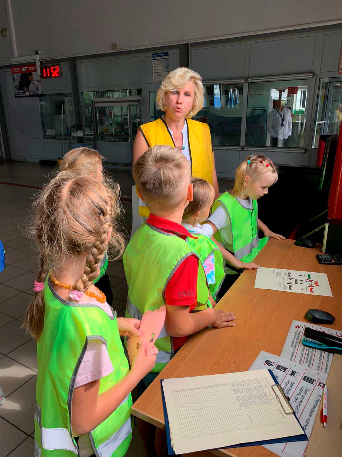 Во время экскурсии дошкольники и школьники имеют возможность познакомиться и пообщаться с начинающими и опытными сотрудниками автосервиса